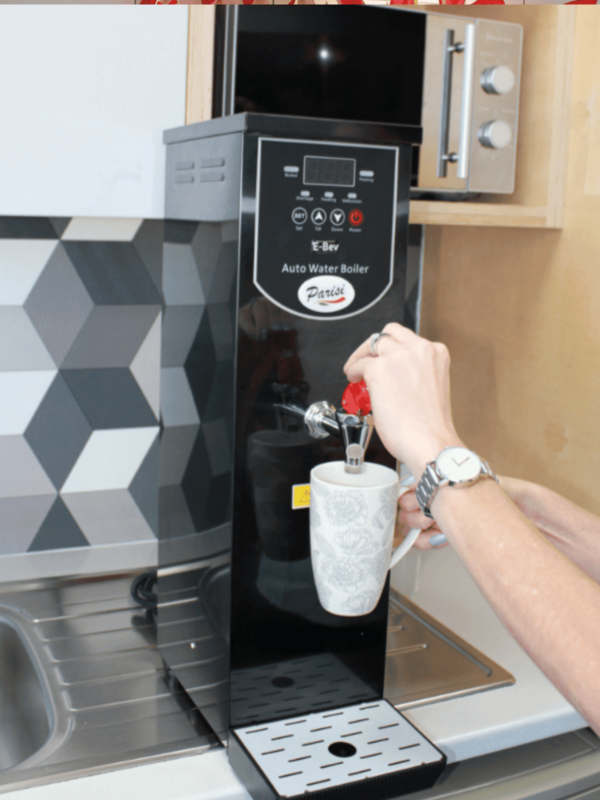 Somebody pouring boiling water into mug from the Parisi E-Bev